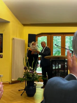 Übergabe des Wappens anlässlich des 30jährigen Jubiläums (Bild vergr&ouml;&szlig;ern)