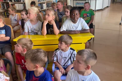 Klasse 1b besucht die Stadtbibliothek: Gemeinsam stöbern und lernen (Bild vergr&ouml;&szlig;ern)