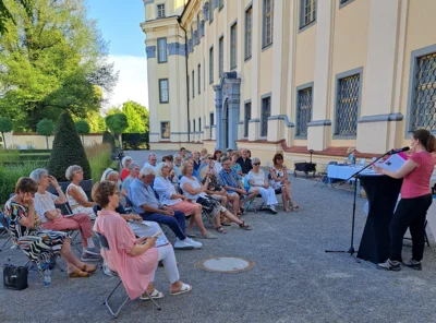 Stimmungsvolles Ambiente vor dem Tettnanger Schloss (Foto: Helga Müller)