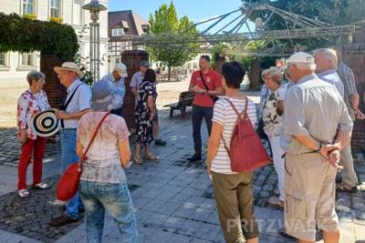 Nachdem es zunächst zu Fuß durch Pritzwalk ging, wird die Stadt jetzt mit dem Fahrrad erkundet. Foto: Stadt Pritzwalk (Bild vergr&ouml;&szlig;ern)