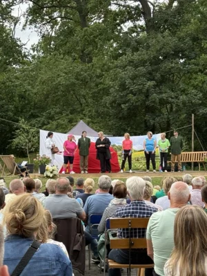 Theater der Krahner Dorfbühne begeistert mit turbulenter Kriminalkomödie (Bild vergr&ouml;&szlig;ern)