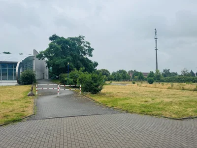 Auf der durch Rückbau entstandenen Freifläche neben der Prignitzer Badewelt entstehen neue Pkw- und Wohnmobilstellflächen I Foto: Martin Ferch (Bild vergr&ouml;&szlig;ern)