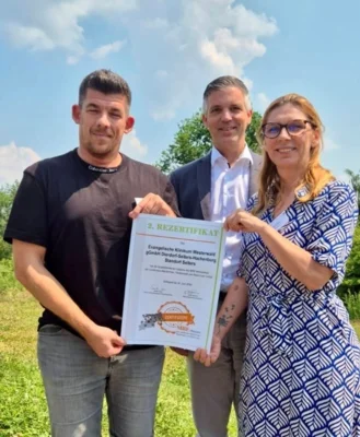 v. r.: Susen Bär (Hygienefachkraft), Jörg Geenen (Geschäftsführer) und Dominik Kovacs (Bereichsleiter Pflege STO Selters) (Bild vergr&ouml;&szlig;ern)