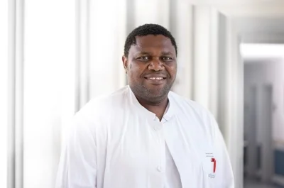 Sektionsleiter Hermann Sighomnou Guemto Facharzt für Innere Medizin und Gastroenterologie mit Zusatzbezeichnung medikamentöse Tumortherapie Facharzt für Geriatrie (Bild vergr&ouml;&szlig;ern)