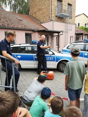 Sprachklassen besuchen die Polizeiwache Seelow (Bild vergr&ouml;&szlig;ern)