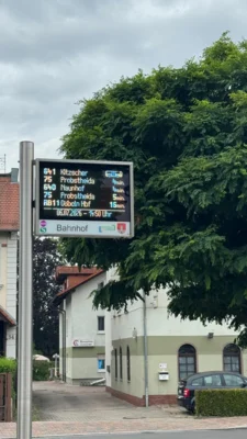 DFI-Anzeige am Bahnhof Naunhof in Betrieb