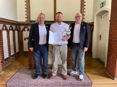 Der stolze Absolvent Mathias Engelhardt (m.) kurz nach der Zeugnisübergabe mit KSB-Präsident Torsten Fieseler (l.) und KSB-Vize-Präsident Knut Förster (r.). (Bild vergr&ouml;&szlig;ern)