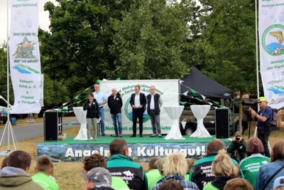 Foto: Gesprächsrunde mit dem Bildungsminister von Sachsen-Anhalt, Herrn Jan Riedel (2.v.r.) und dem Bürgermeister von Annaburg, Herrn Stefan Schmidt (2.v.l.) Foto zur Meldung: Jugendcamp des LAV war beeindruckende Leistungsschau in Breite und Vielfalt