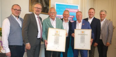 Die Geehrten mit prominenten Gratulanten (v.l.): Kreishandwerksmeister Max Ammon, HWK-Präsident Thomas Pirner, Konrad Ammon, OB Dr. Thomas Jung, Heinz Hufnagel, Landrat Bernd Obst und KHS-Geschäftsführer Thomas Mörtel. Foto: KHS