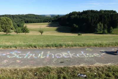 Sommerliche Schulhocketse begeistert Groß und Klein (Bild vergr&ouml;&szlig;ern)