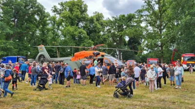 Foto: Der Hubschrauber der Bundeswehr lockt Interessierte an. © Gemeinde Rangsdorf - AL22 Foto zur Meldung: Blaulichttag zum 100. Jubiläum der Feuerwehr Groß Machnow