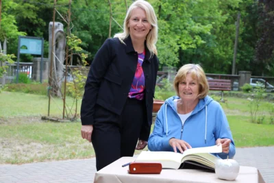 Renate Kunze mit Eintragung im Goldenen Buch geehrt (Bild vergr&ouml;&szlig;ern)