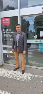 Bürgermeister Ben Matthes vor der seit vielen Monaten verschlossenen Tür des ehem. REWE-Marktes (Bild vergr&ouml;&szlig;ern)