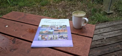 Die Ausgabe der Zeitung "Zwischen Havel und See" auf der Terrasse mit einer Kaffeetasse