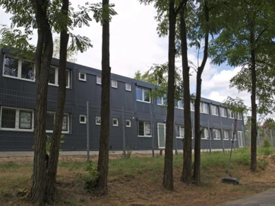 Foto: Der Container wird künftig von Grundschule und Gymnasium genutzt. © Gemeinde Rangsdorf - AL22 Foto zur Meldung: Umzug der Rangsdorfer Oberschule erst im Februar 2027