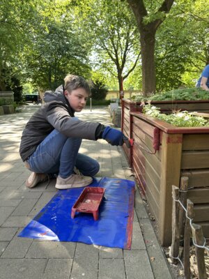Frühjahrsaktion im Schulgarten – Schüler bringen die Natur zum Blühen (Bild vergr&ouml;&szlig;ern)