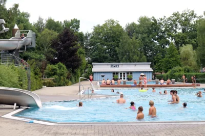 Blick ins gut besuchte Calauer Erlebnis-Freibad. Aufgrund der Kinoveranstaltung am 17. Juli öffnet das Bad am 18. Juli erst um 13:00 Uhr Foto: Stadt Calau / Jan Hornhauer (Bild vergr&ouml;&szlig;ern)