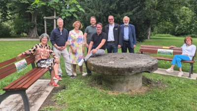 Freude über die beiden neuen, durch „Gauting hilft“ ermöglichten Ratschbänke im Schlosspark: Barbara Weisser (Seniorenbeirätin), Sebastian Hofmüller (Gemeindemitarbeiter für Vereine), Gertraud Gschwendtner (Seniorenbeirätin), Andreas Wowra (Gemeindemitarbeiter für Stadtmöblierung), Erster Bürgermeister Maximilian Platzer, Rainer Bertram (BRK-Kreisgeschäftsführer), Dr. Klaus Wagner („Gauting hilft“) und Ulrike Jung (Seniorenbeirätin) Foto: Gemeinde Gauting (Bild vergr&ouml;&szlig;ern)
