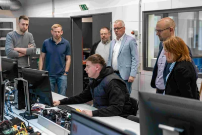 Meldung: Kreisdirektor besucht modernisiertes Hochvolt-Labor