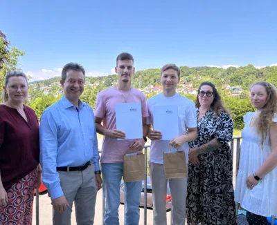 Freuen sich über die tolle Leistung der Azubis: Mona Haas (Personalleiterin), Markus Bäckel (Bürgermeister), Kai Schmied und Simon Milanovic (die zwei neuen staatl. anerkannten Erzieher), Stephanie Siebenlist und Melanie Hirschfeld (beide Praxisanleiterinnen) (Bild vergr&ouml;&szlig;ern)