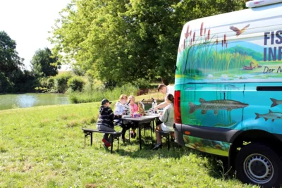 Foto: Fischinfomobil zum Projekttag am Dorfteich Othal im Einsatz Foto zur Meldung: Beeindruckende Zwischenbilanz bei der ökologischen Bildungsoffensive.