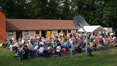 Krahner Dorfbühne erstmals am Kälberstall (Bild vergr&ouml;&szlig;ern)