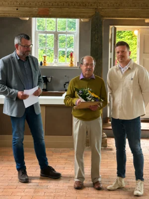 Herr Stimm, Herr Lehwald, Herr Schumacher bei der Übergabe von Blumen und einer Urkunde (Bild vergr&ouml;&szlig;ern)