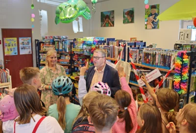 Foto: Eröffnung des Lesesommers mit Anke Brüggemann und Klaus Rocher © Gemeinde Rangsdorf - AL22 Foto zur Meldung: Lesesommer-Start in Rangsdorf und Groß Machnow