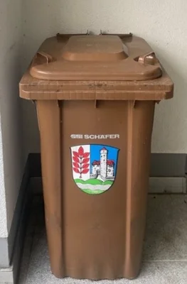 Gerade im Sommer sollte die Biotonne möglichst an einem schattigen Standort stehen. (Quelle: Werra-Meißner-Kreis) (Bild vergr&ouml;&szlig;ern)
