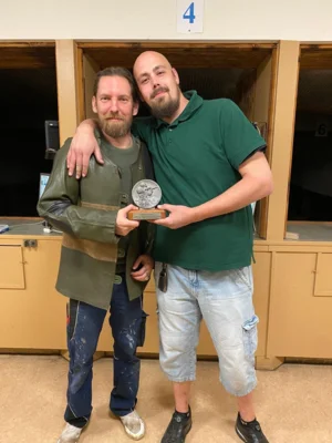 Pokalgewinner Manuel Biel mit Schießsportleiter Alexander Hörling (Bild vergr&ouml;&szlig;ern)
