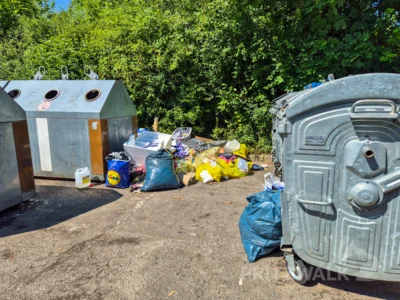 Einfach abgelegt: Illegale Müllentsorgung am Containerstellplatz in der Nordstraße. Foto: Stadt Pritzwalk (Bild vergr&ouml;&szlig;ern)
