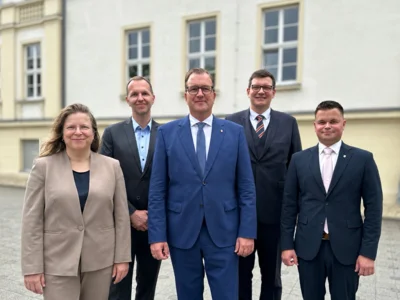 Kreisverwaltung Oberspreewald-Lausitz: Neues Führungskräfteteam ist komplett - v.l.: Dr. Susanne Ziegler, Robert Weidner, Landrat Alexander Erbert (Mitte), Jonas Roch, Martin Höntsch (Foto: LK OSL/Sarah Werner) (Bild vergr&ouml;&szlig;ern)