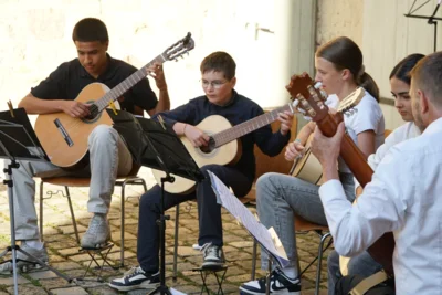 Foto: Gitarrenensemble beim Serenadenkonzert 2025 Foto zur Meldung: Südamerika – Sound und Aktionen – Sommerfest der Musikschule Marbach-Bottwartal