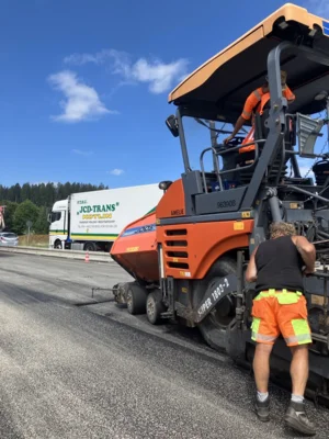 Freie Fahrt auf der B 31 zwischen Hinterzarten und Titisee (Bild vergr&ouml;&szlig;ern)