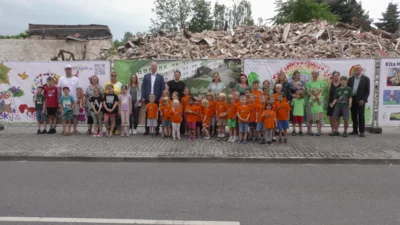 Kreative Farbtupfer gegen den Schutt: Bunte Bauzäune verschönern das Straßenbild in                 Lauchhammer-Ost