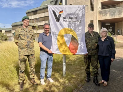 Von links: Dr. Ingo Gerber, Landrat Frank John, Oberst Michael G. Kopp und Helen Ayer Patton beim Hissen der Veteranenflagge vor dem Kreisdienstgebäude. Foto: Beate Ruffing.