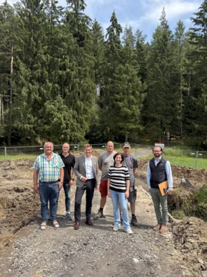Erster Bürgermeister Nicolas Lahovnik informiert sich vor Ort über den Verlauf des Brückenneubaus im Wintersberger Weg (v.l.n.r.) Albert Sturm (Bauleitung Firma Roth), Anton Stich (Sachgebietsleiter Tiefbau, Stadt Wunsiedel), Erster Bürgermeister Nicolas Lahovnik, Jürgen Braun (Firma Roth), Veronika Sirch (Geschäftsleitung Firma Roth), Werner Pötzl (Firma Roth), Philipp Schweighart (K + U – Plan, Bauüberwachung)