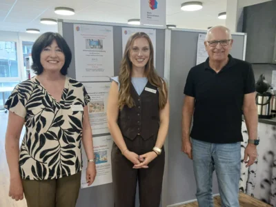 Das Foto zeigt von links: Angelika Strittmatter (Generationentreff LEBENSWert e.V.), Michell Klat (Leiterin AOK Kundencenter Schwarzwald-Baar-Kreis) Rolf Klaiber (Generationentreff LEBENSWert e.V.)