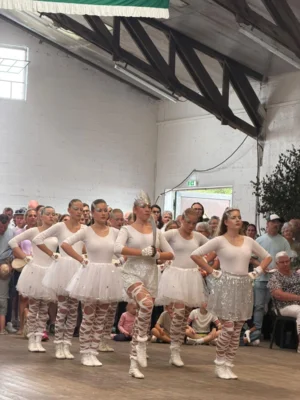 Auftritt unserer Tanzgruppen beim Schützenfest (Bild vergr&ouml;&szlig;ern)