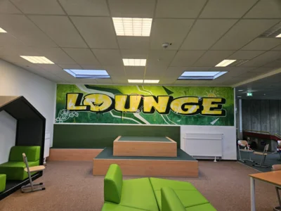 Zweite Lounge erhält ein Graffiti (Bild vergr&ouml;&szlig;ern)