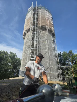 Mitarbeiter der Firma Kosmala Bauklempnerei haben am 14. Juli die neue Wetterfahne auf dem Dach des Wasserturms angebracht I Foto: Dennis Kathke (Bild vergr&ouml;&szlig;ern)