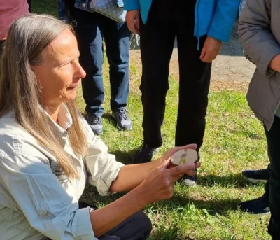 mit Rangerin Birgit Simon in der Natur Neues entdecken, diese bewusst wahrnehmen und entspannen (Bild vergr&ouml;&szlig;ern)