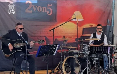 Die Band 2von5 in Aktion (Bild vergr&ouml;&szlig;ern)