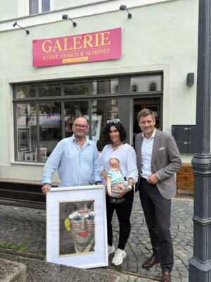 Erster Bürgermeister Nicolas Lahovnik (rechts im Bild) zusammen mit Jörg Schlüter, Kunsthändler und Betreiber der Galerie und der Künstlerin Sonia Doucet vor der Galerie am Marktplatz