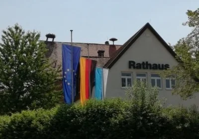Beflaggung am Rathaus (Bild vergr&ouml;&szlig;ern)