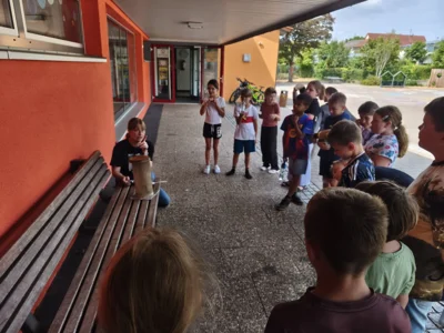 Explorhino zu Besuch bei den Drittklässlern (Bild vergr&ouml;&szlig;ern)