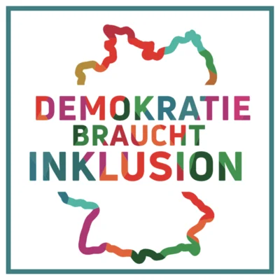 Der Umriss von Deutschland in bunten Farben, in der Mitte steht: Demokratie braucht Inklusion. (Bild vergr&ouml;&szlig;ern)
