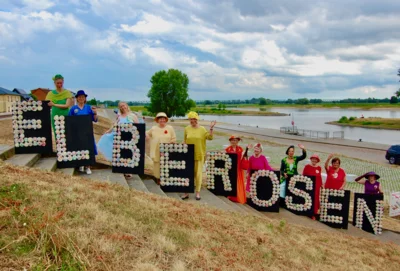 Teilnehmerinnen der Aktion Elbe-Rosen für Wittenberge am Nedwighafen I  Foto: privat (Bild vergr&ouml;&szlig;ern)