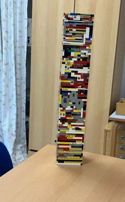 Lego-Wolkenkratzer wurde 76 cm hoch (Bild vergr&ouml;&szlig;ern)