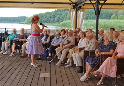 Foto: Stella Romantika verzaubert das Publikum © Gemeinde Rangsdorf - AL22 Foto zur Meldung: Musikalischer Seniorennachmittag